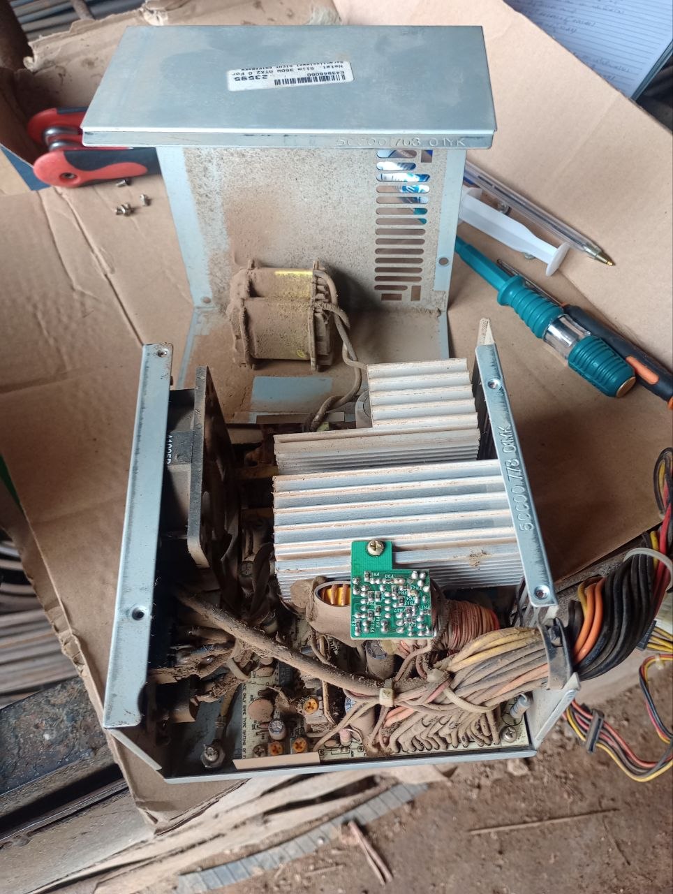 Alimentation PC saturée de poussière