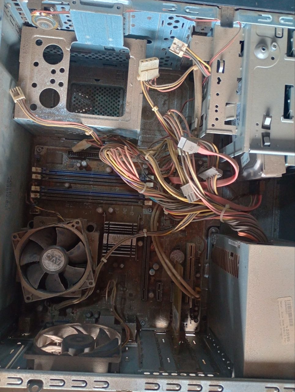 Intérieur boîtier PC poussiéreux