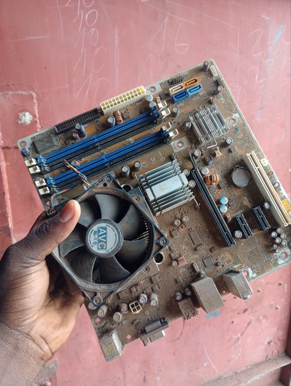 Carte mère de PC très poussiéreuse